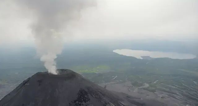 Вулкан Карымский начал извергаться на Камчатке после двух лет тишины
