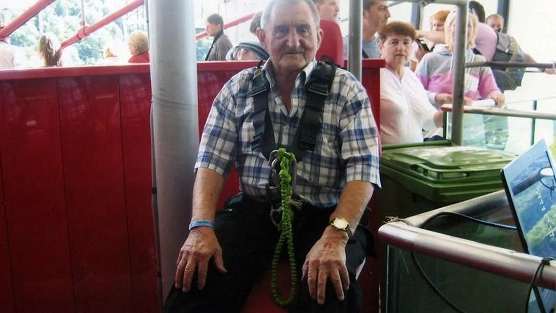 90 лет, полет нормальный: дедушка из Домодедово прыгнул с тарзанки и установил рекорд