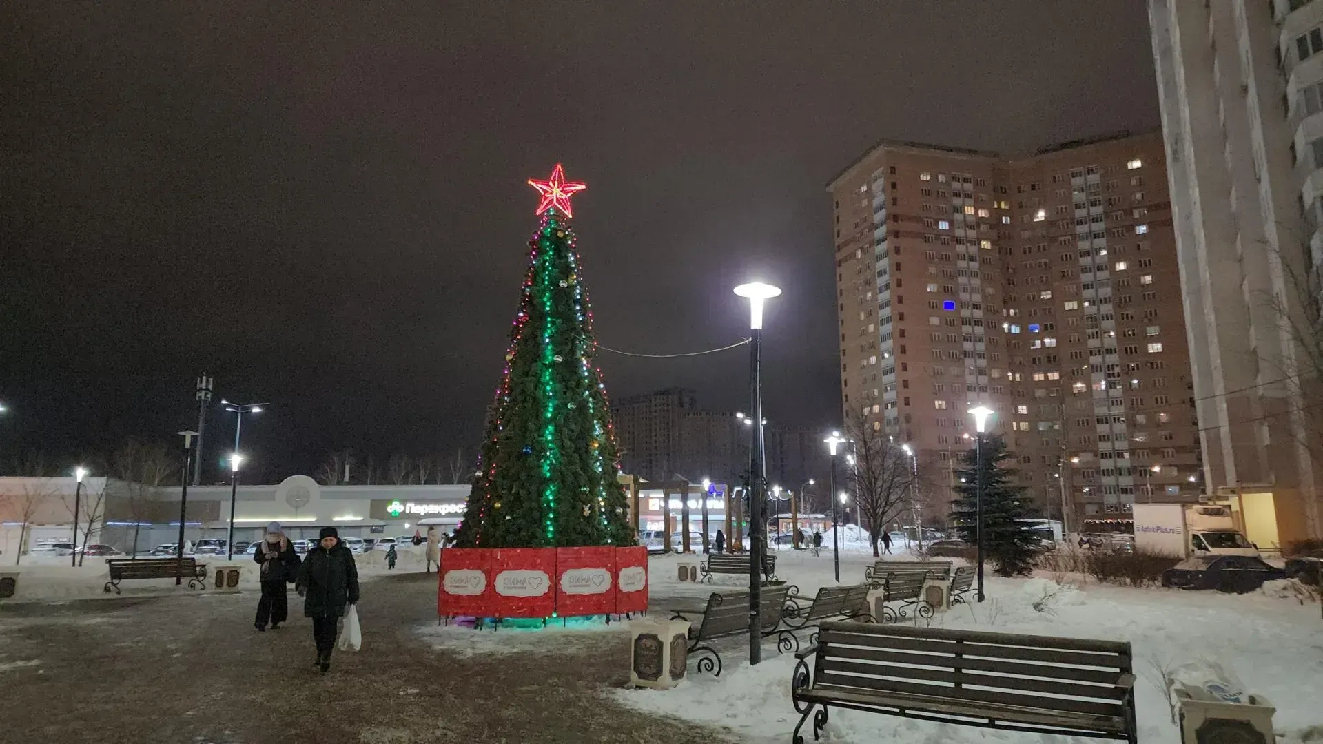В Благовещенском сквере Подольска установили новогоднюю елку