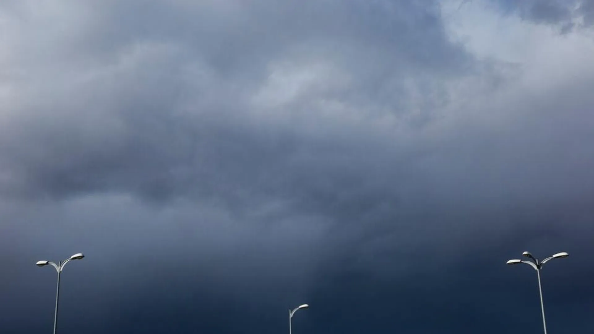 Жителей 15 российских регионов предупредили о штормовом ветре