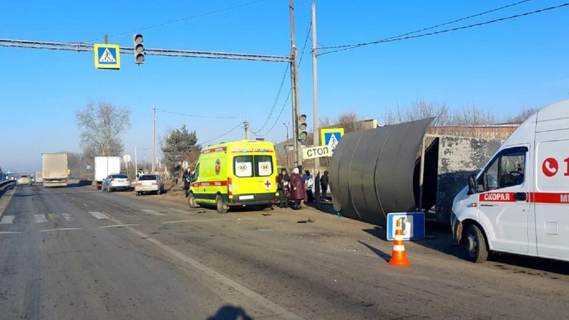 МВД опубликовало кадры с места наезда иномарки на остановку в Подмосковье
