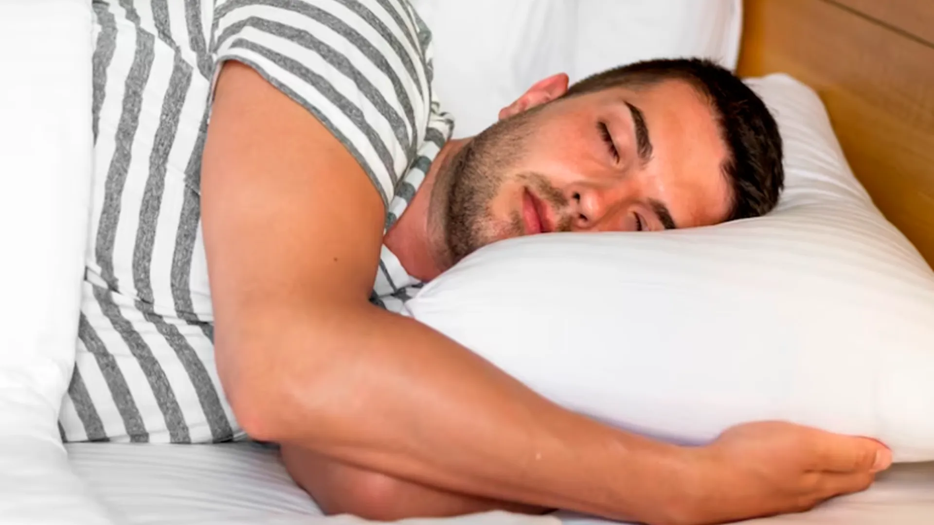 Больная шея и проблемы с кожей: что будет, если долго не менять подушку