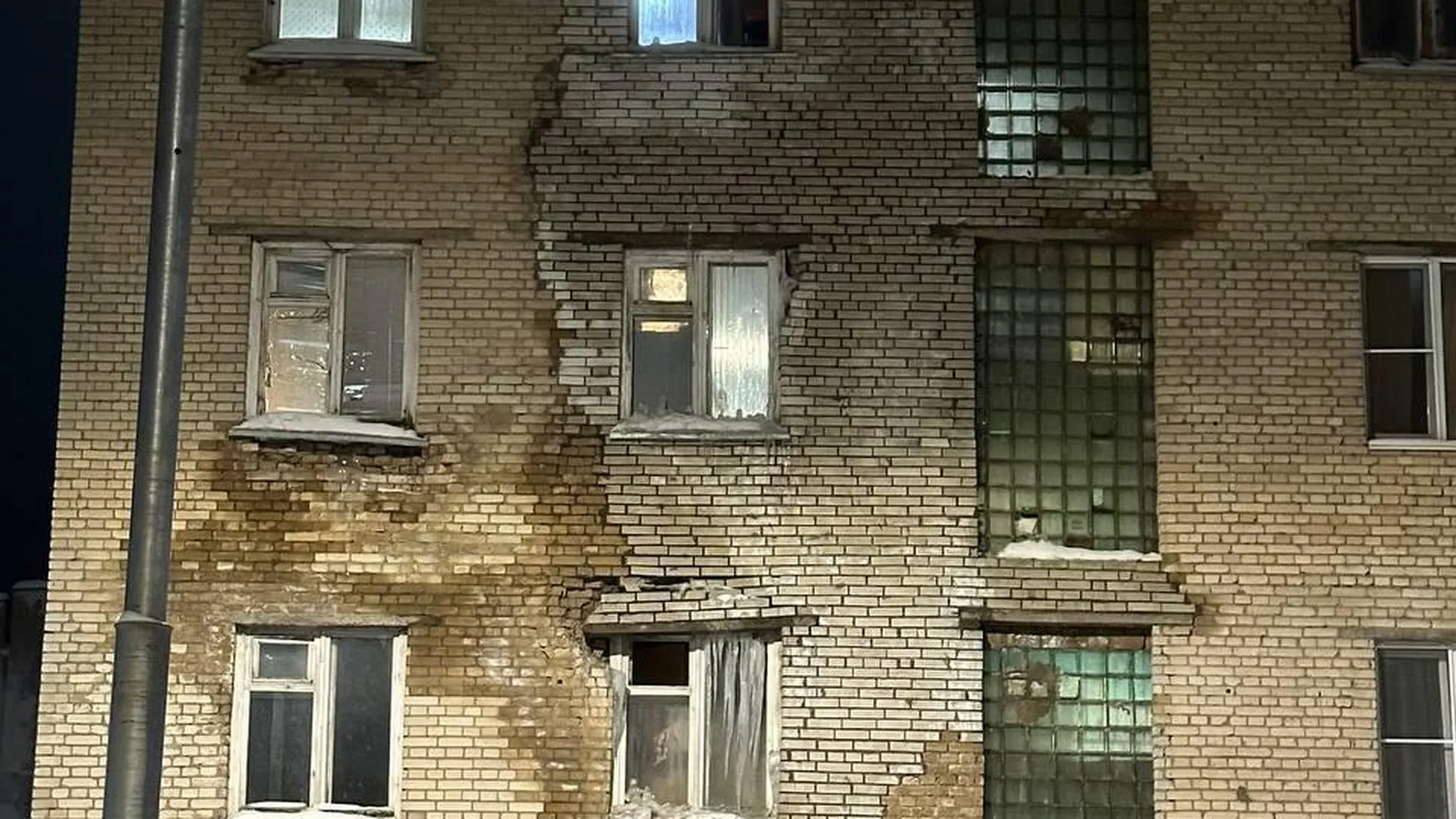 Дмитрий Акулов: жильцам треснувшего дома в Пересвете оказывается вся необходимая помощь