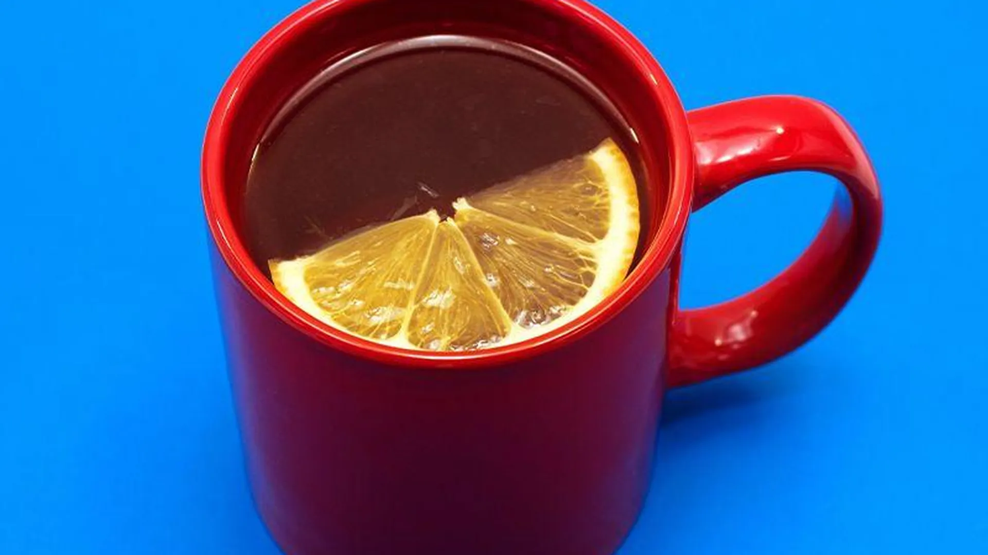 Врач объяснила, почему чай с лимоном бесполезен при простуде