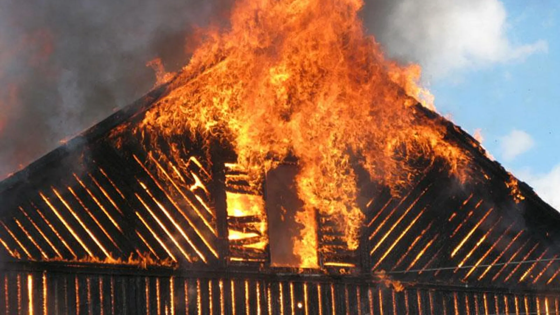 Дачный дом выгорел дотла в Павловском Посаде