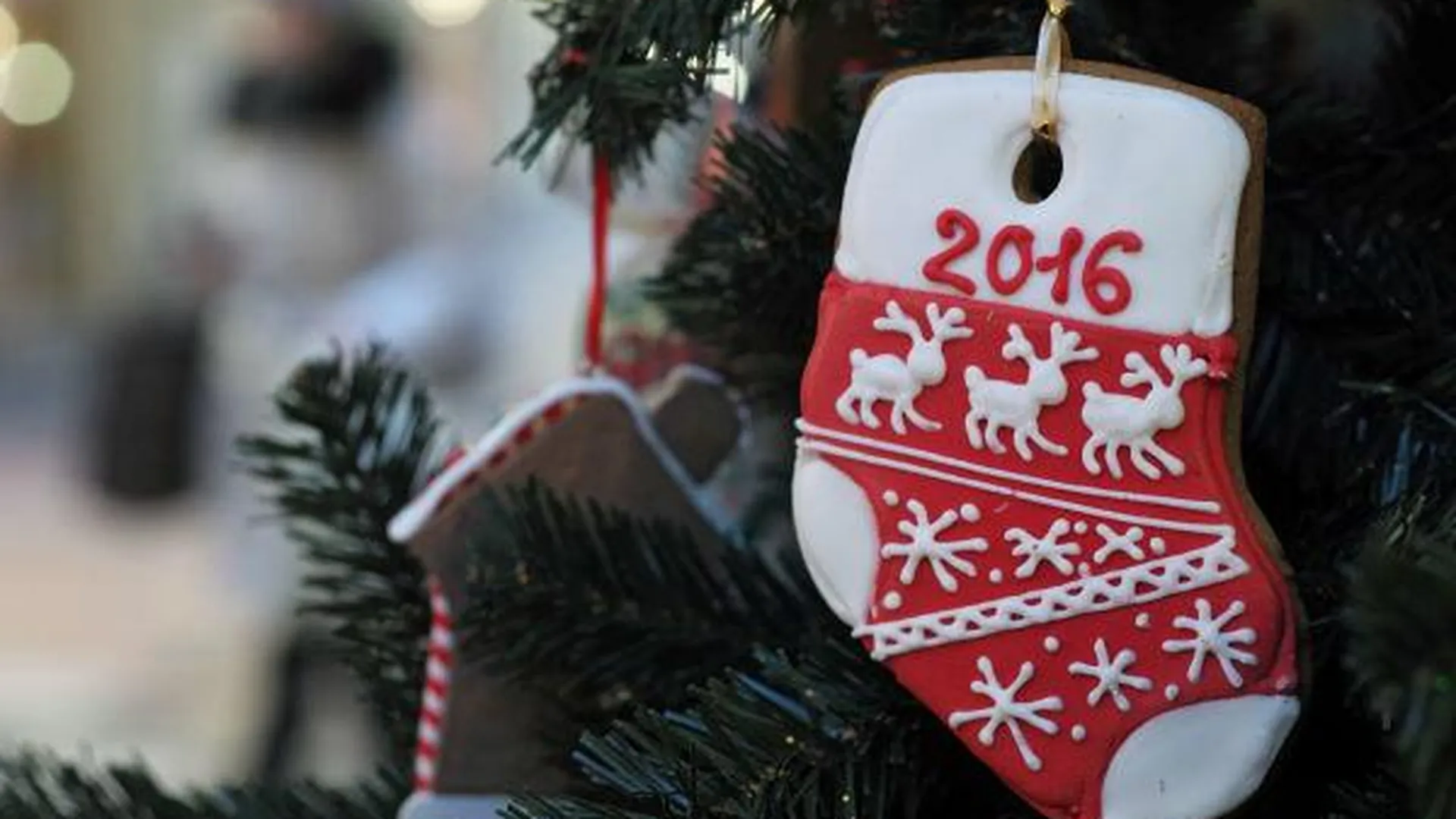 Число россиян, желающих провести новогодние праздники дома, выросло