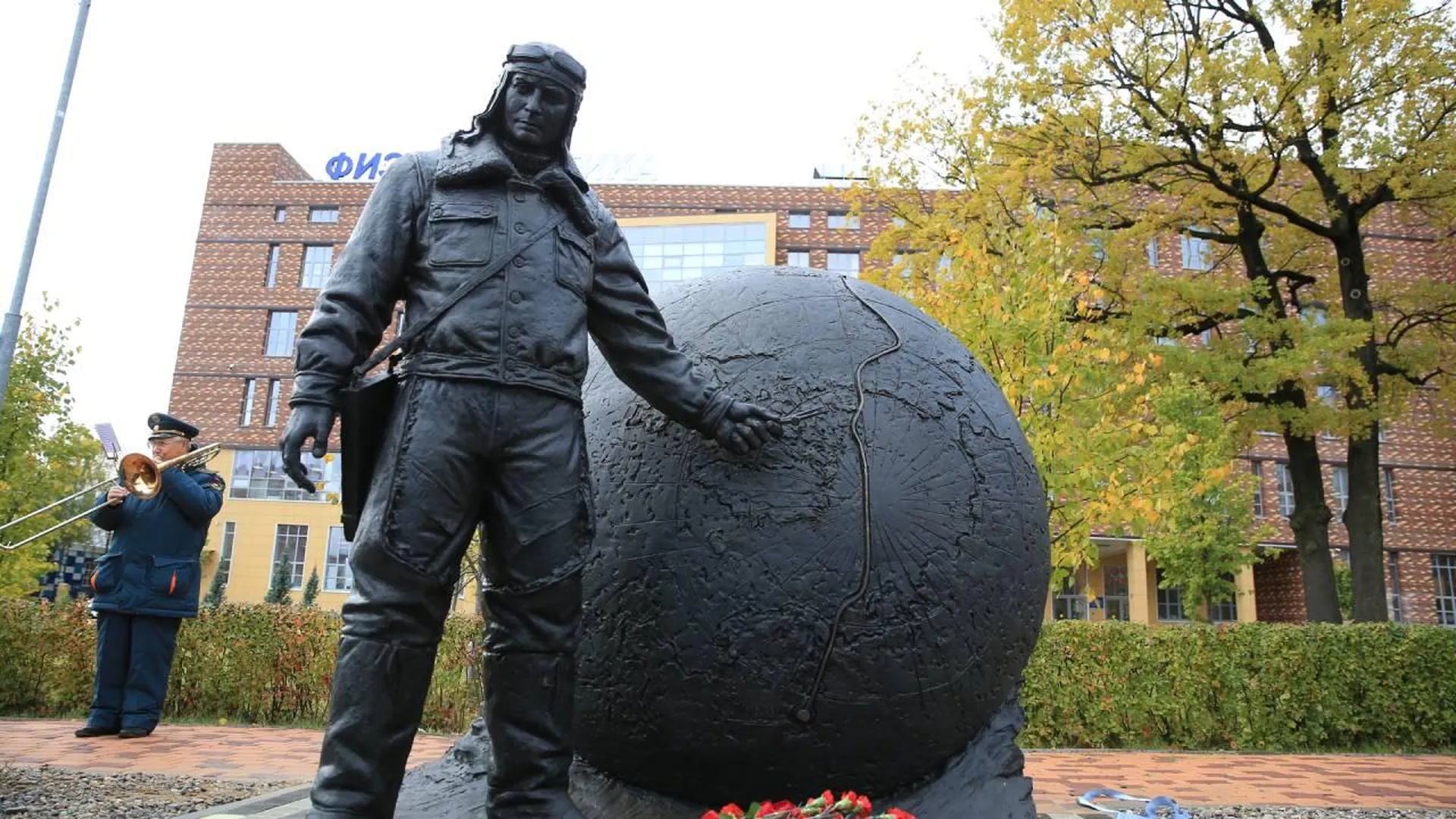 Памятник Герою Советского Союза Александру Белякову открыли в Долгопрудном