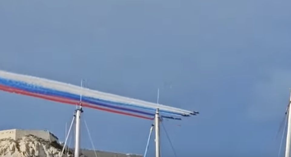 «Царьград»: французские пилоты раскрасили небо над Марселем в цвета флага России