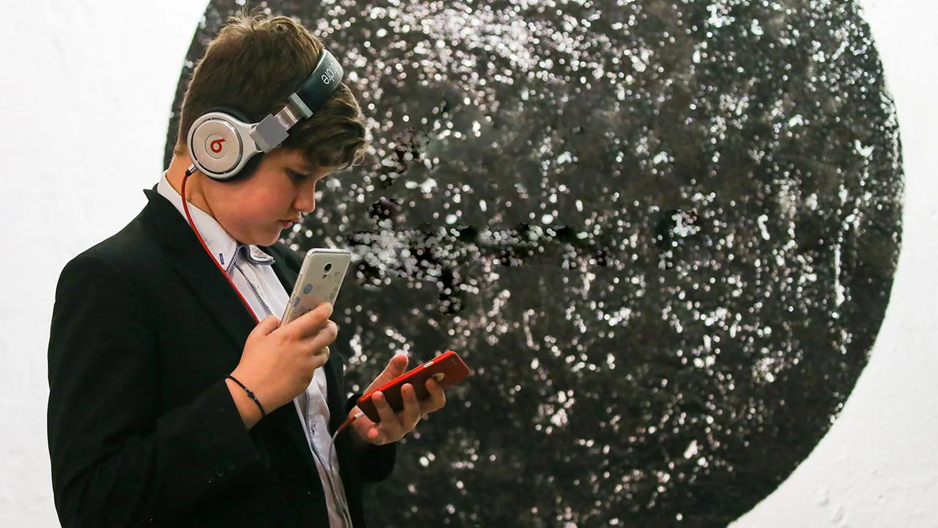 «Вопрос безопасности ребенка»: стало известно, к чему приведет запрет на использование телефонов в школах