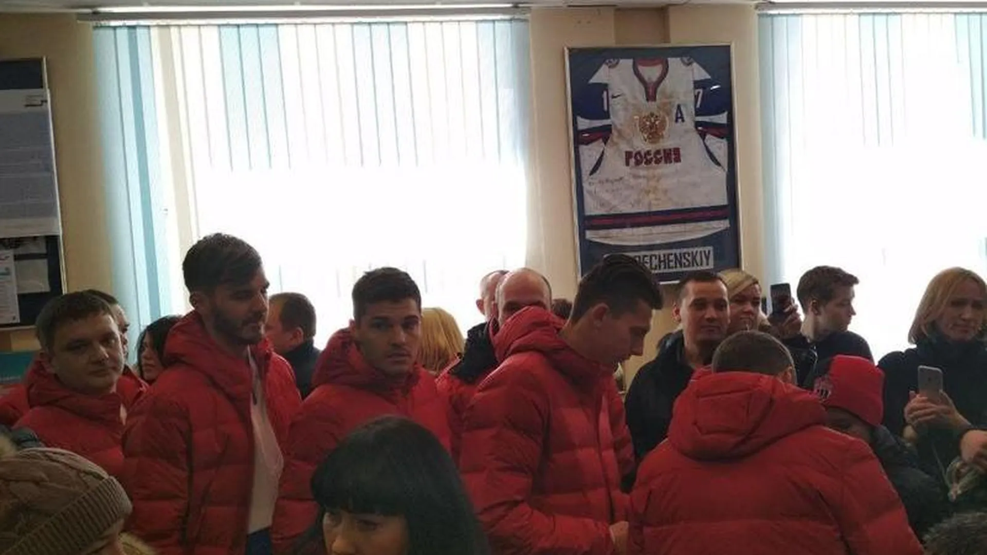 Сборная России по футболу приехала в полном составе на избирательный участок в Химках 