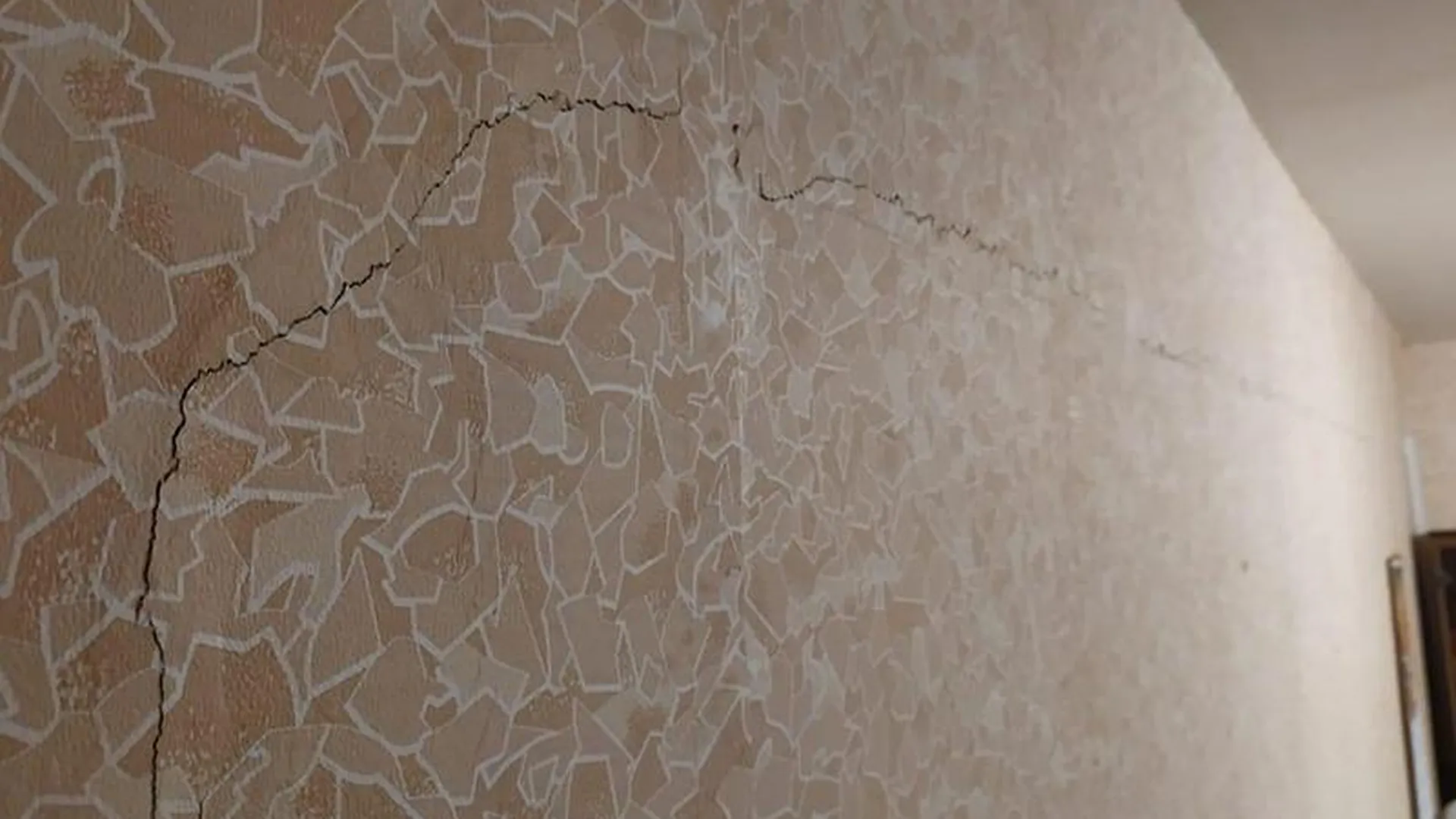 Жительница многоэтажки Дмитрова бьет тревогу из-за огромной трещины на несущей стене