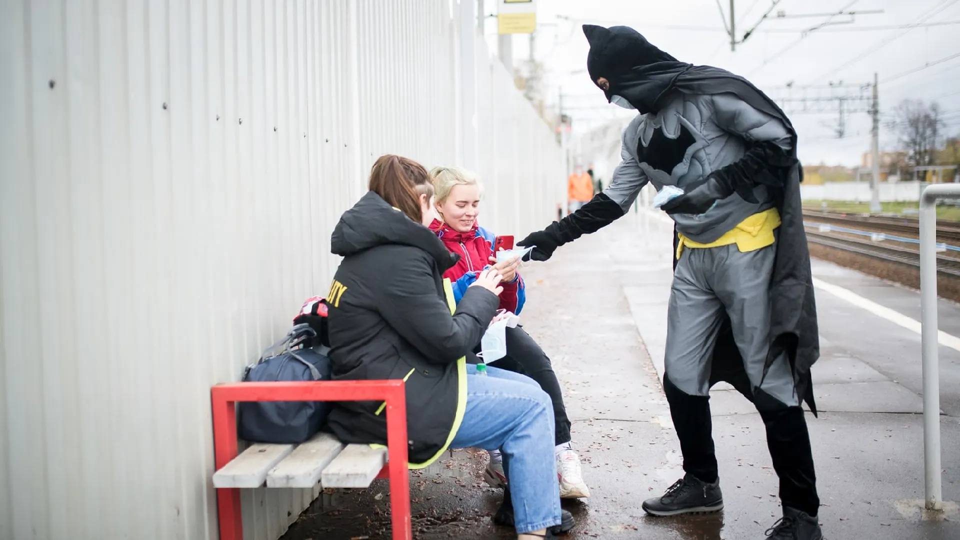 Супермен и Бэтмен раздали маски в Солнечногорске