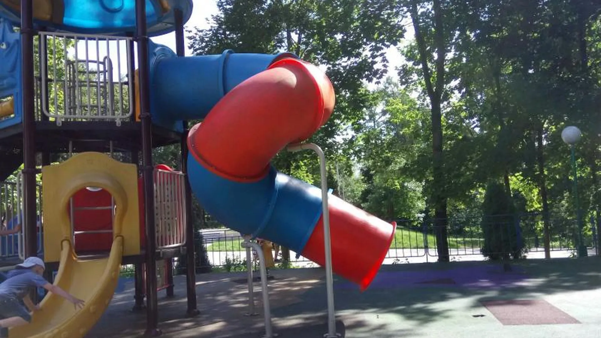 Дети травмировались на опасной горке в парке Истры