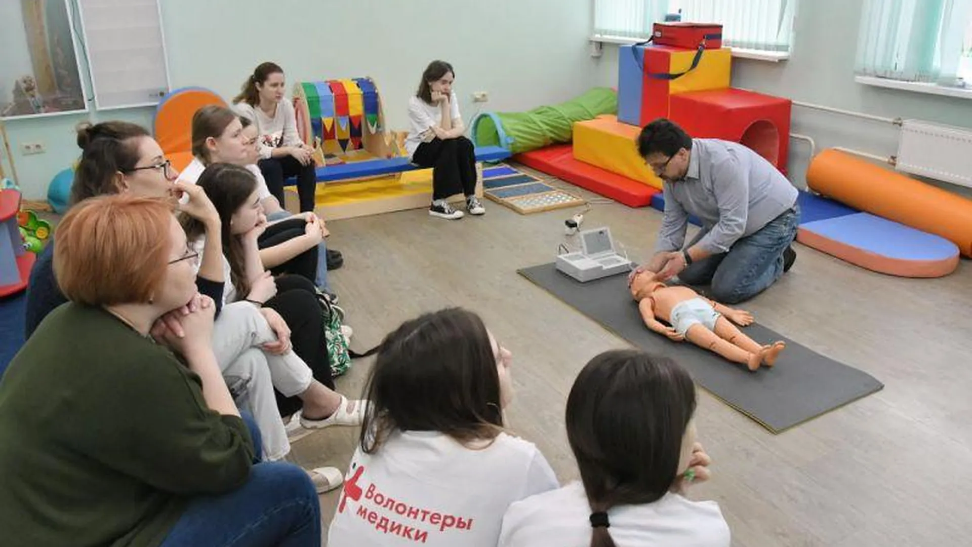 Инструкторы учебного центра НИКИ детства провели занятие для волонтеров-медиков