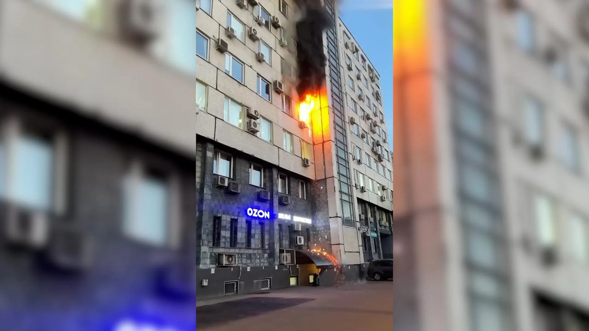 Спасатели эвакуировали 50 человек из горящего здания в Москве
