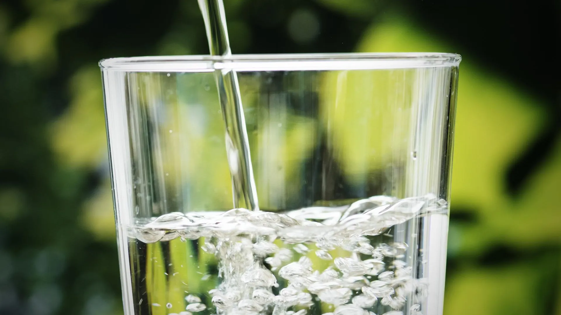 Диетолог Журавлева перечислила ключевые отличия минеральной воды от газированной