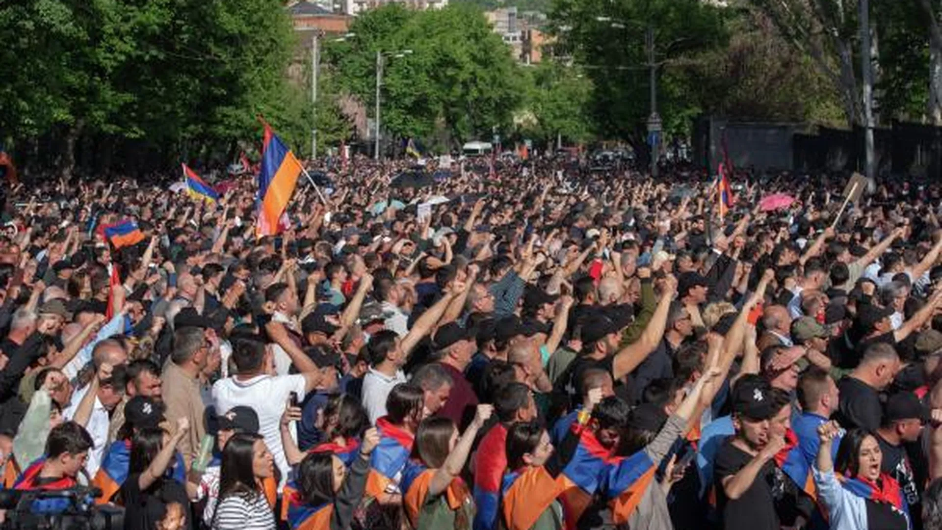 Антиправительственные протесты возобновились в Армении