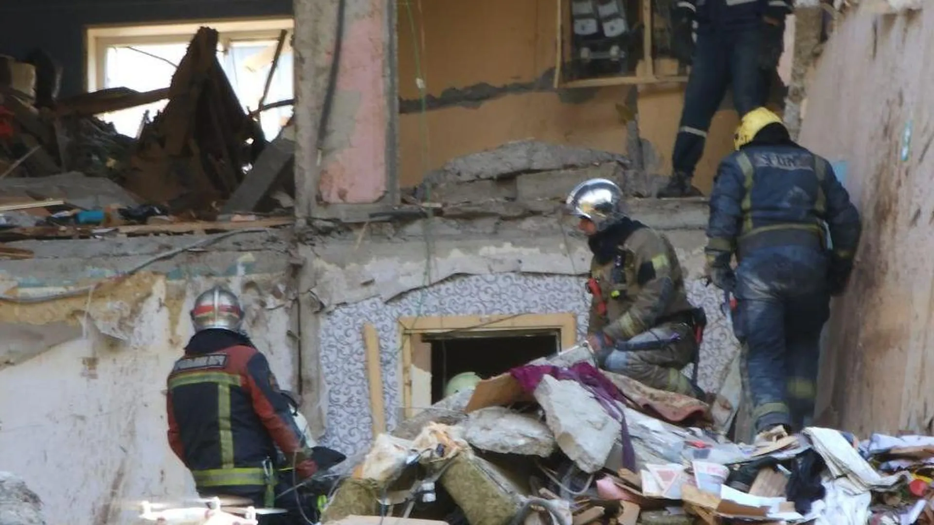 В подмосковной Балашихе из-под завалов взорвавшегося дома извлекли женщину
