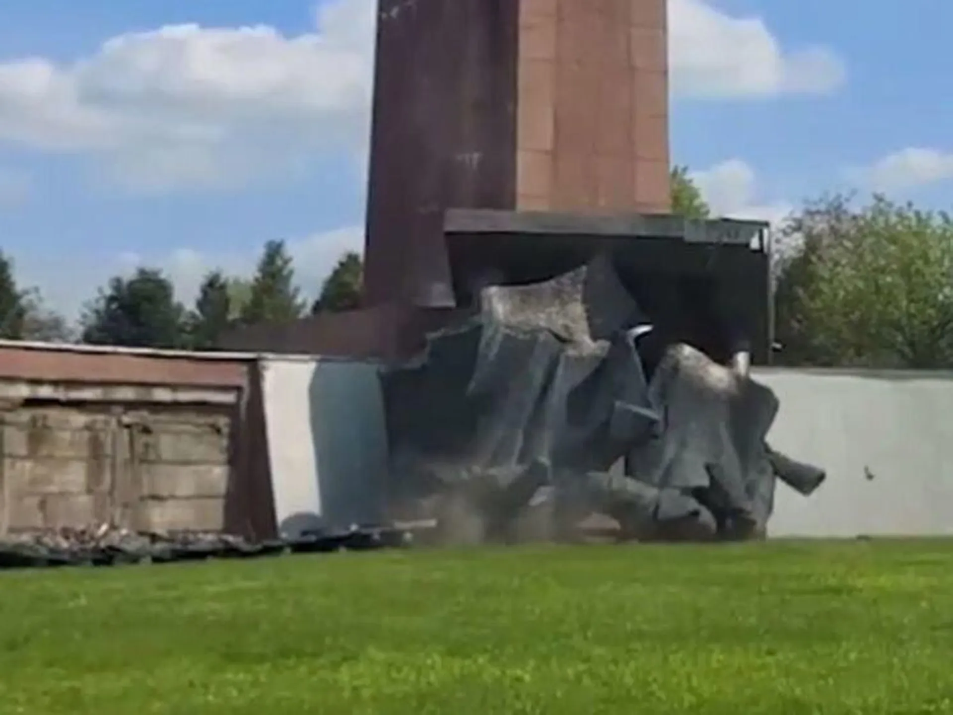 В украинском Ровно повалили стоявший 40 лет памятник советским воинам и маленькой девочке