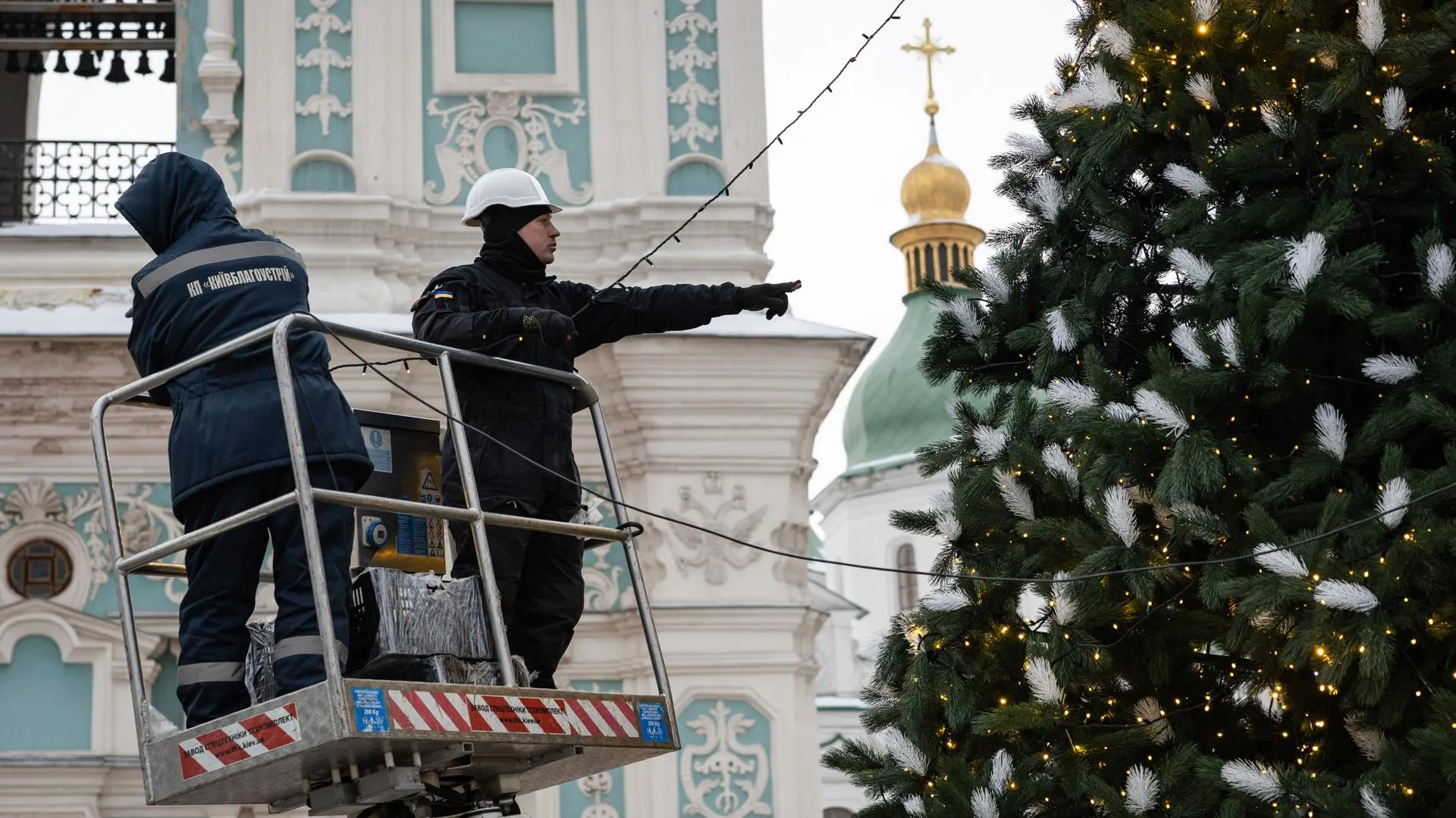 Установка елки в Киеве, 5 декабря 2023 года / Oleksii Chumachenko / Keystone Press Agency