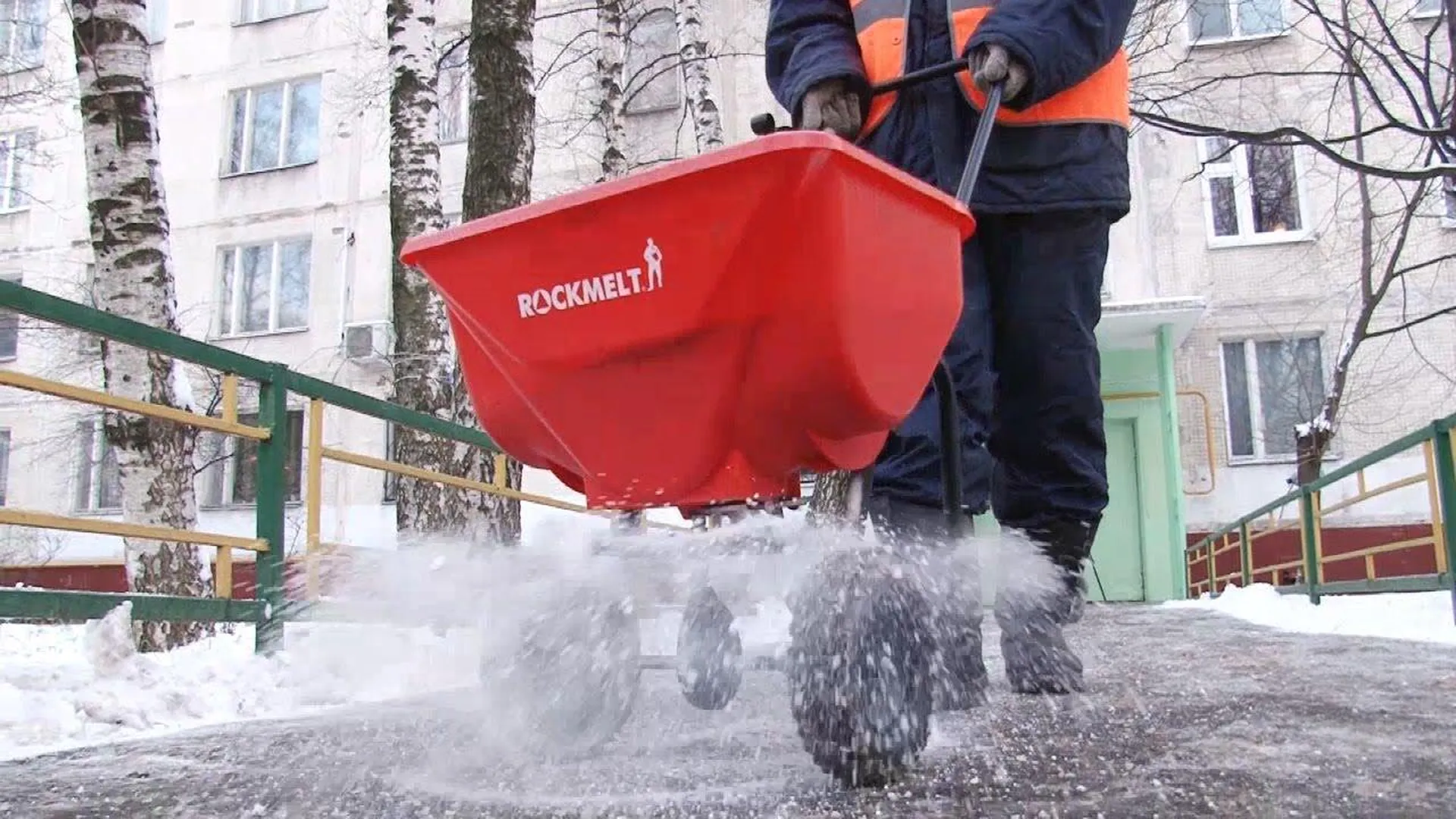 Коммунальщикам Подмосковья поручили очистить улицы от наледи | 360°