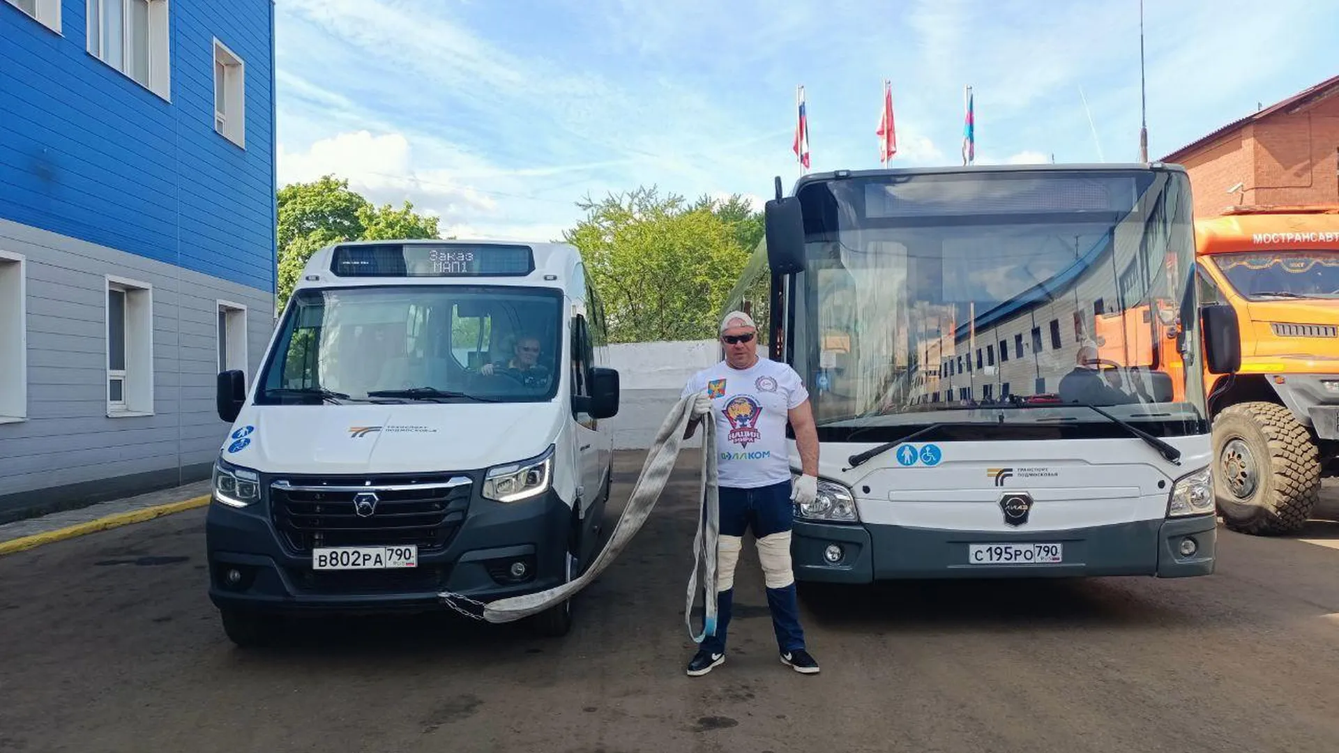 Тяжелоатлет Сергей Агаджанян отбуксировал 2 автобуса в Люберцах