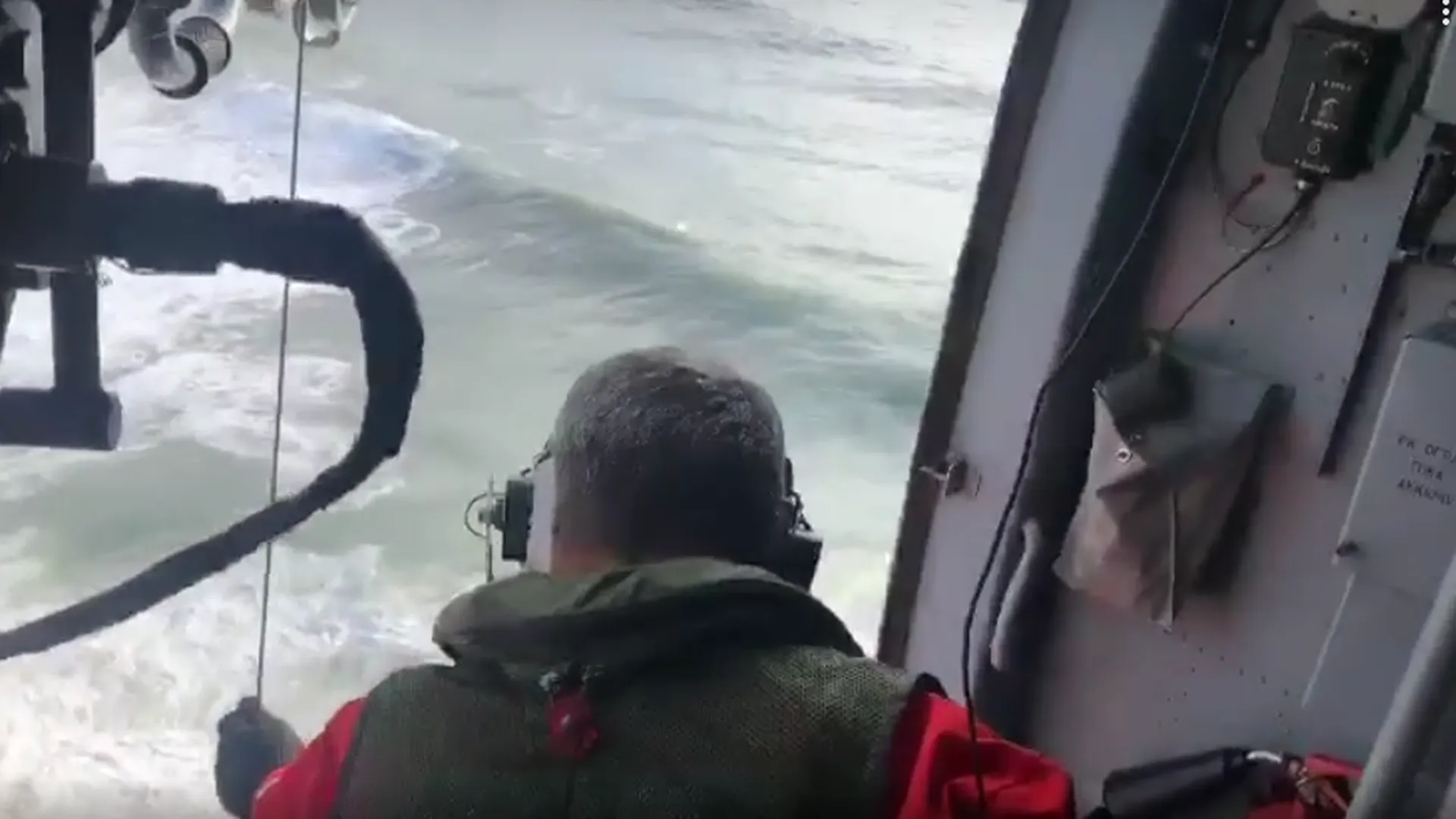 Спасение моряков с севшего на мель в Приморье судна засняли с вертолета