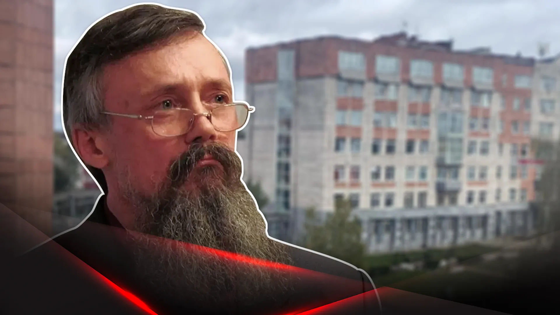 Преподаватель ПГНИУ Олег Сыромятников на фоне здания университета