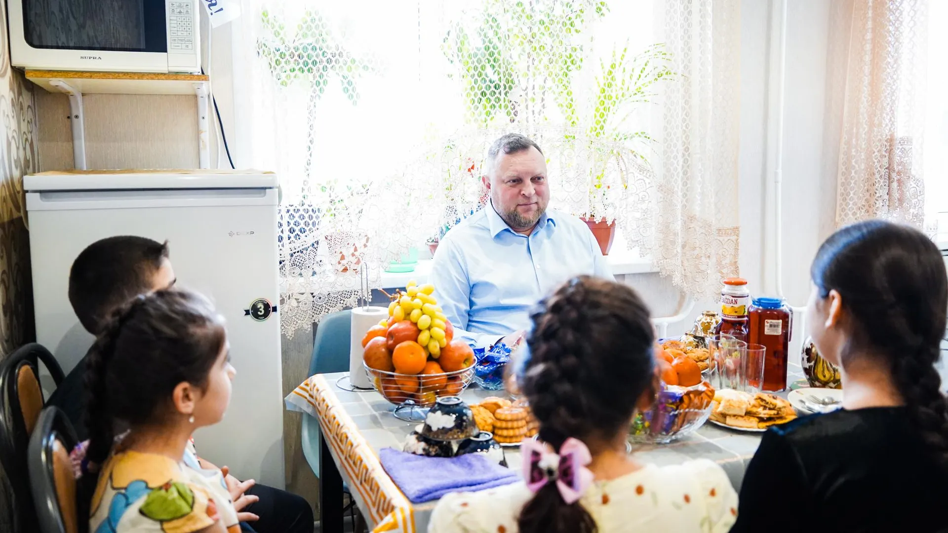 Глава округа Шатура Артюхин навестил многодетную семью доктора Мирзоева