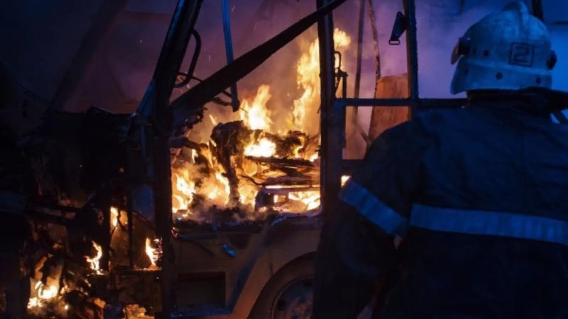 Автобус, забитый пассажирами, загорелся в столице