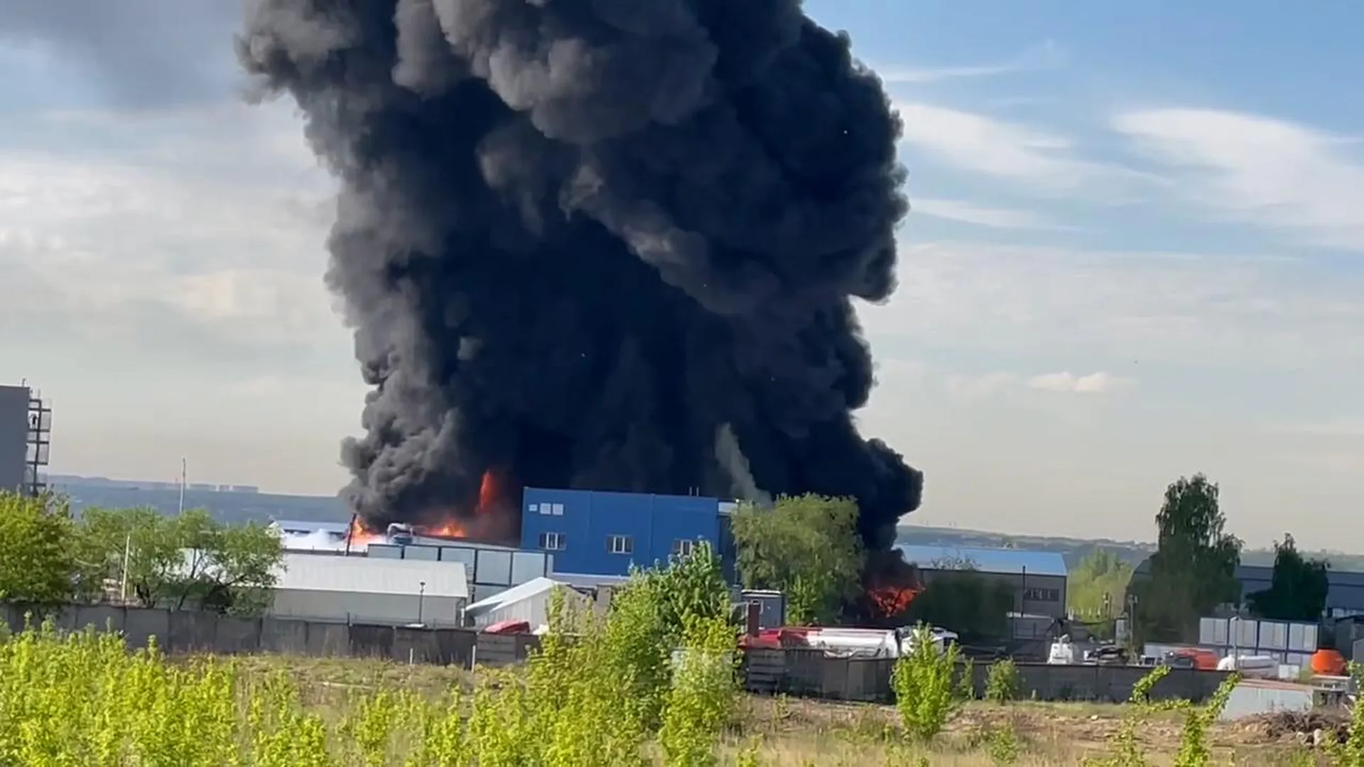 Появилось видео крупного пожара в Дзержинском
