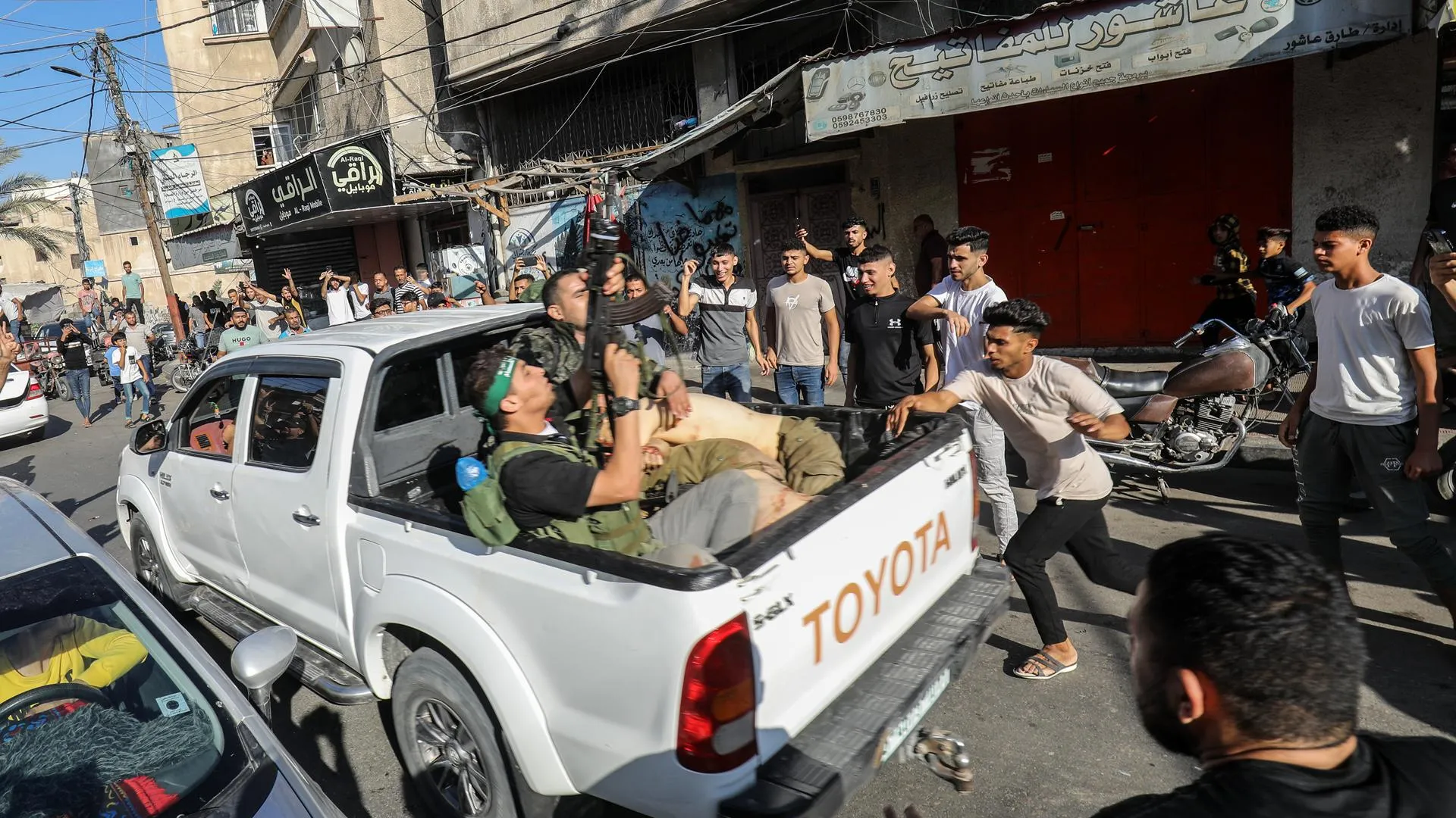 Бойцы ХАМАС везут заложников в Газу, 7 октября 2023 года / Abed Rahim Khatib/dpa