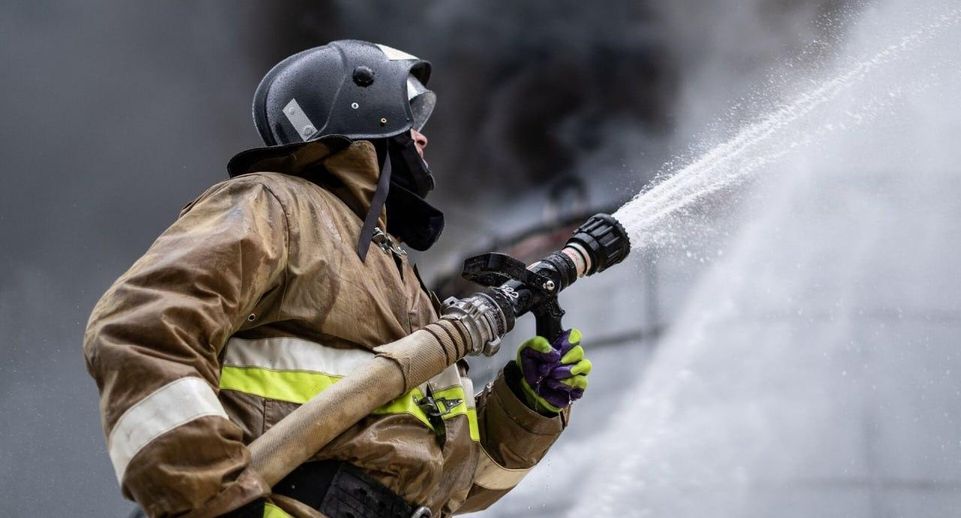 МЧС: огнеборцы локализовали пожар на складе со стройматериалами в Северодвинске