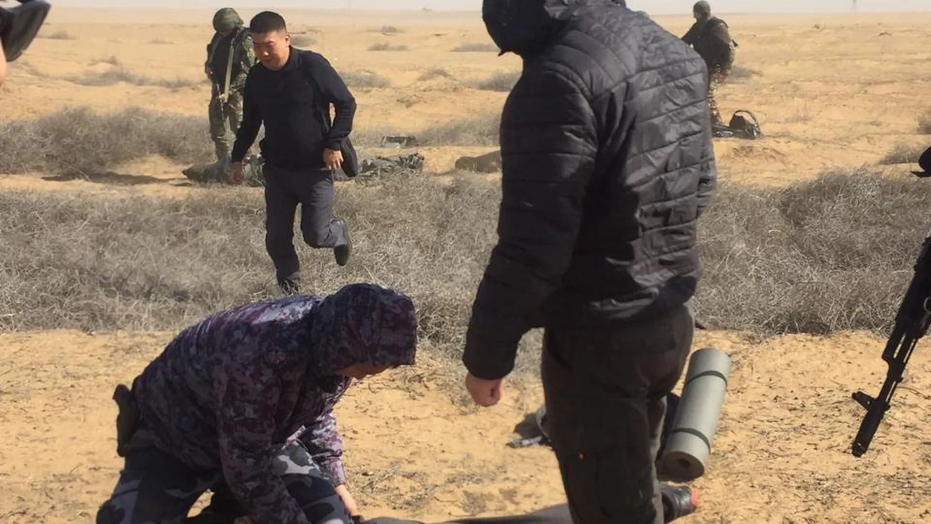 Силовики настигли беглецов из дагестанской колонии в пустыне. Задержание попало на видео
