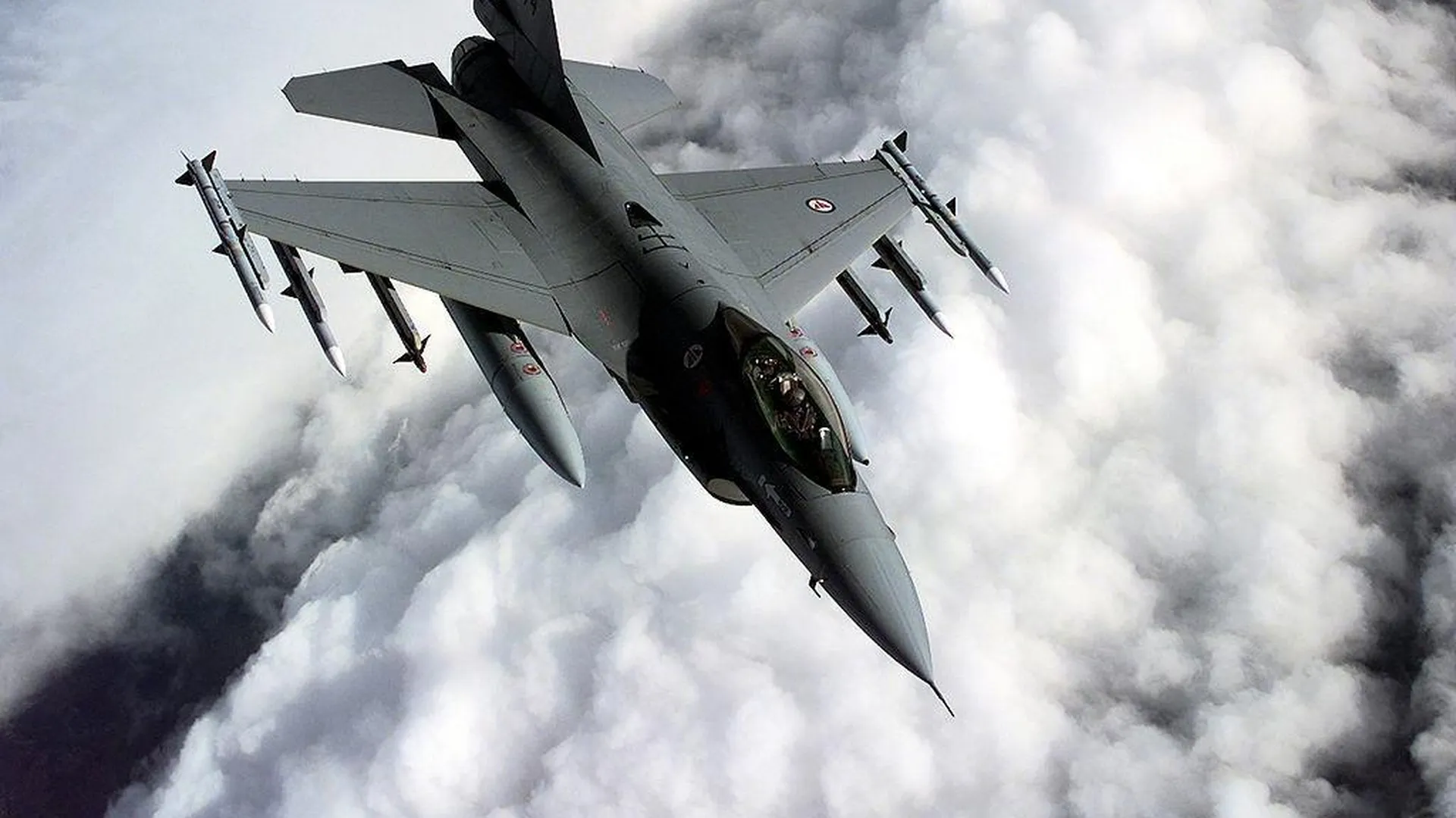 Норвежский F-16A в небе над Балканами