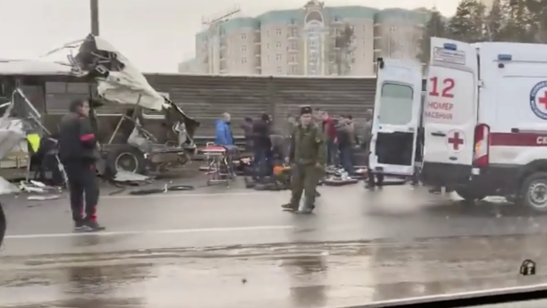 Медики Подмосковья эвакуировали всех пострадавших с места аварии с военными автобусами