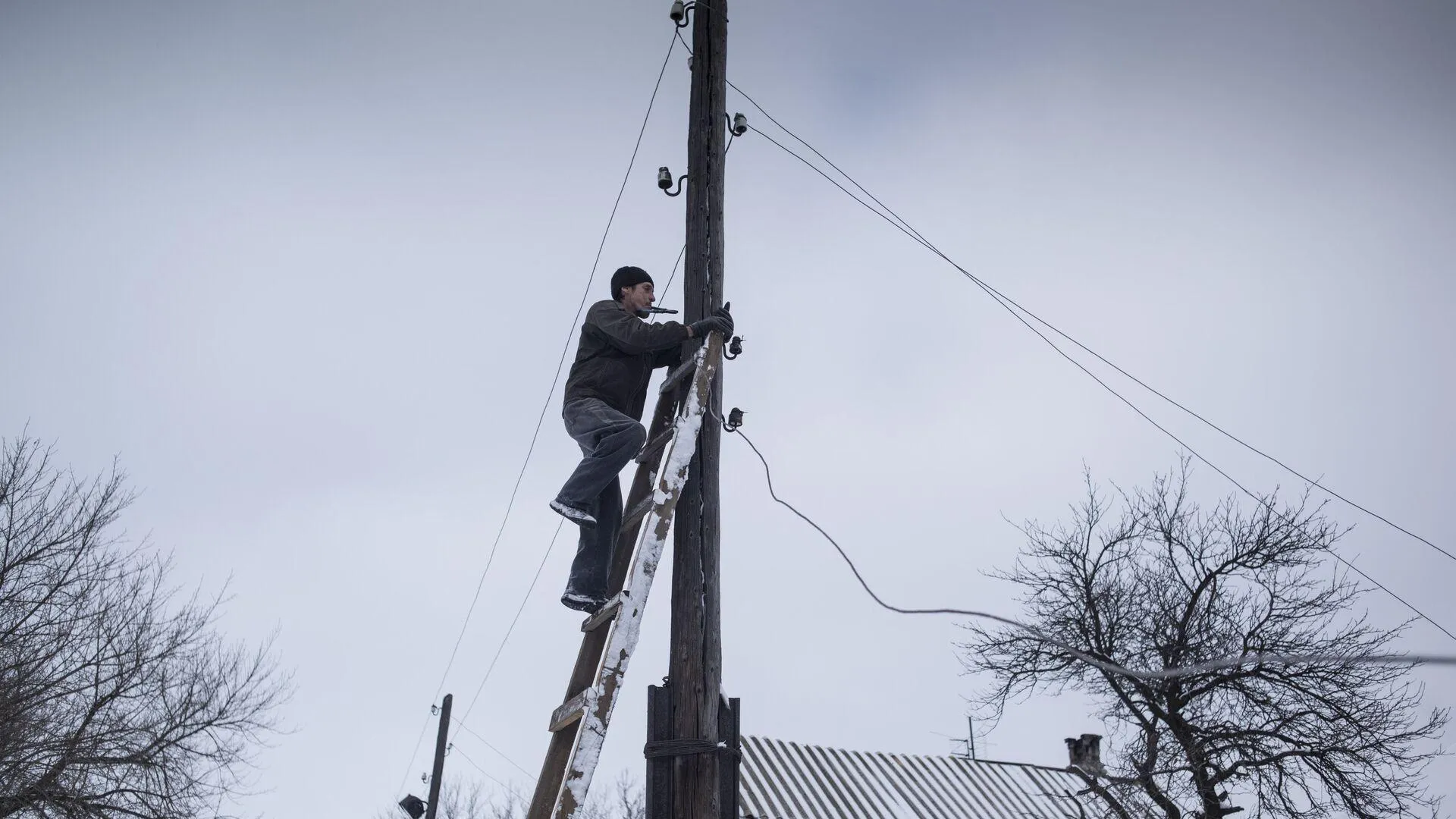 ВСУ оставили без электричества более 52 тысяч жителей ЛНР