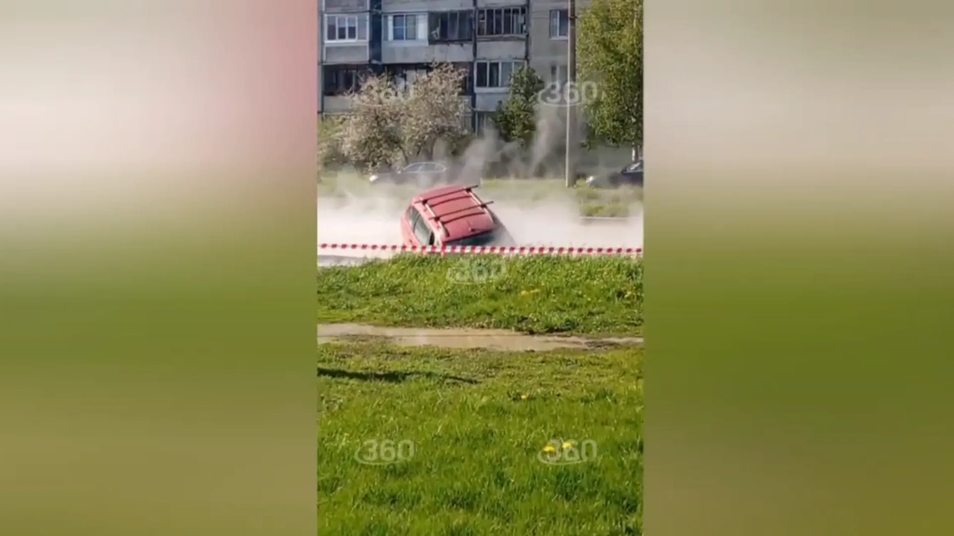 Автомобиль провалился в яму с кипятком в Петербурге