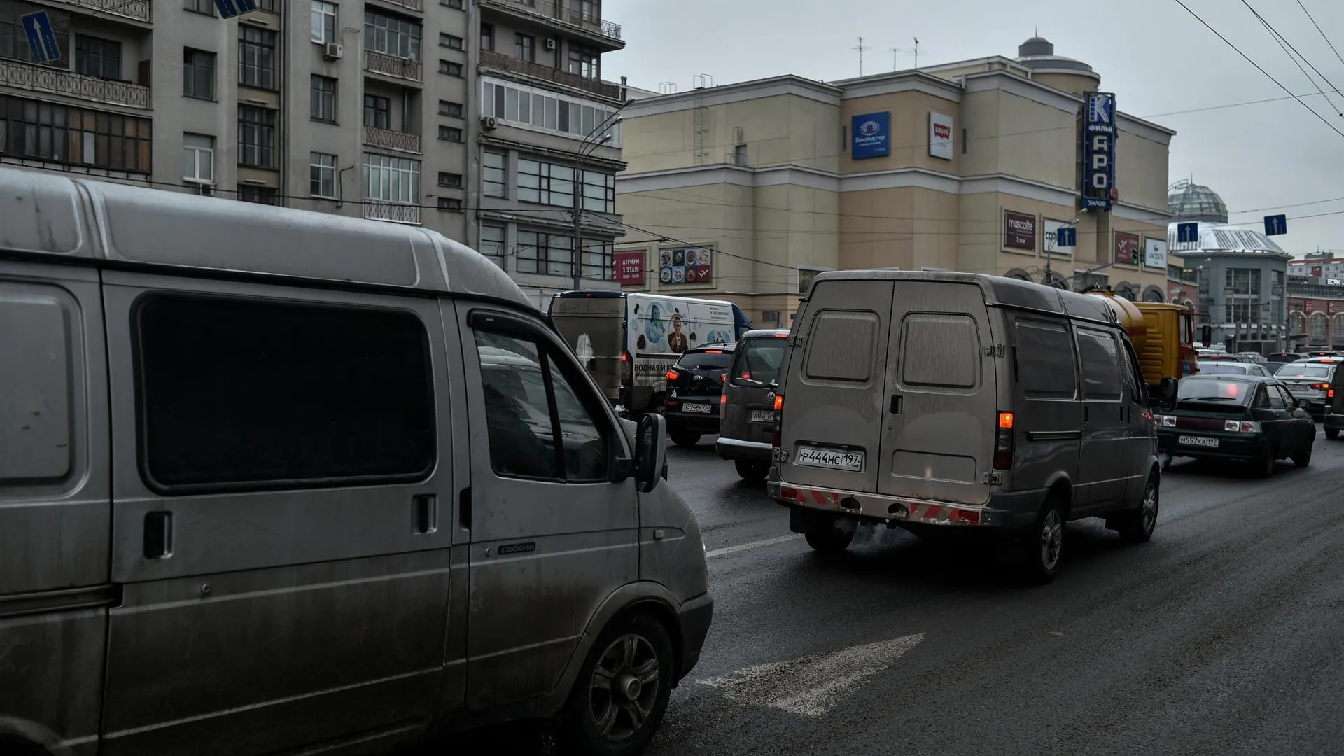 Автоэксперт Сажин пояснил, почему запрет мигрантам водить автобусы опасен в России