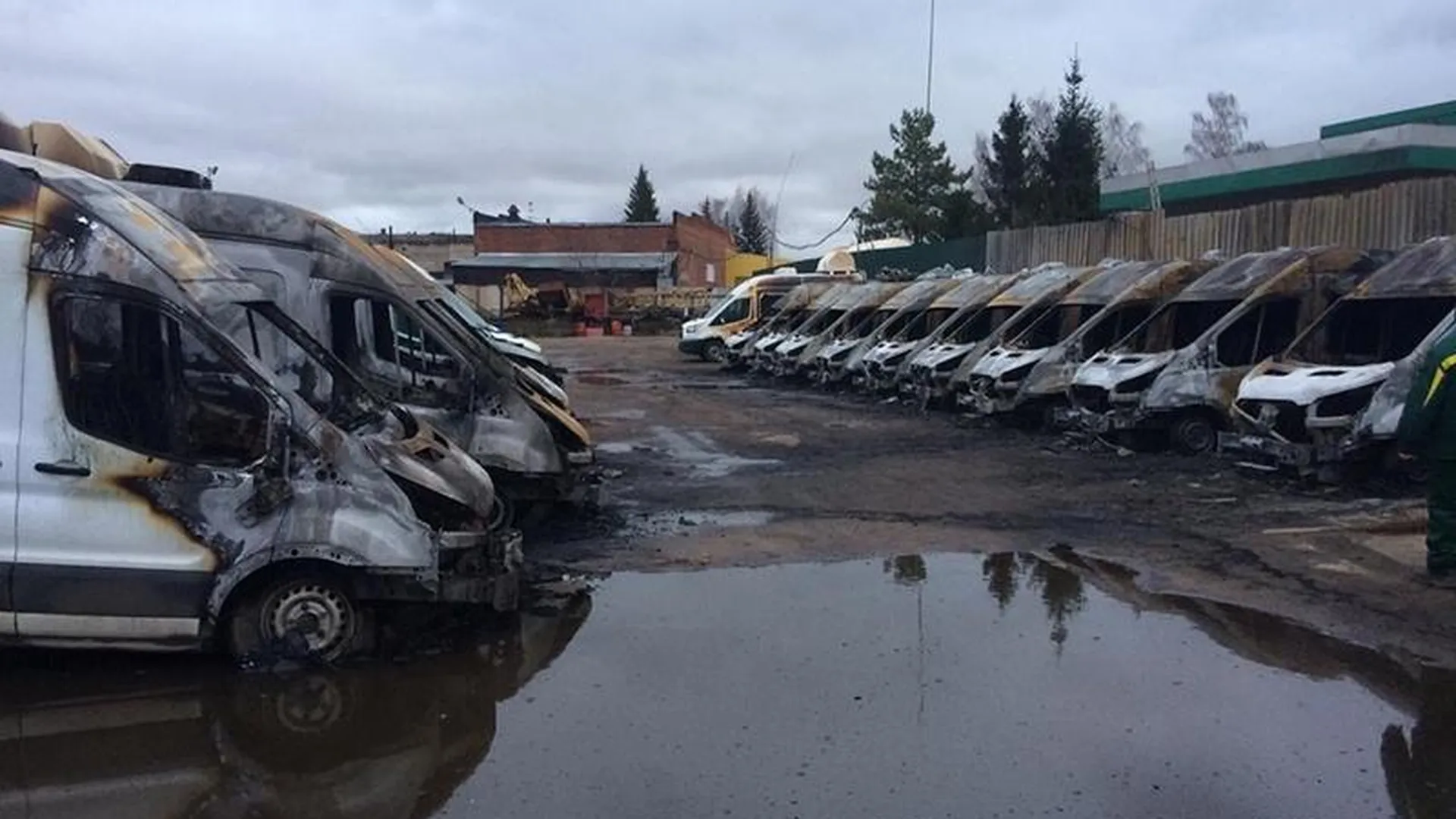 МВД проведет проверку по факту пожара на стоянке в Раменском, сгорели сразу 13 мобильных комплексов видеофиксации 