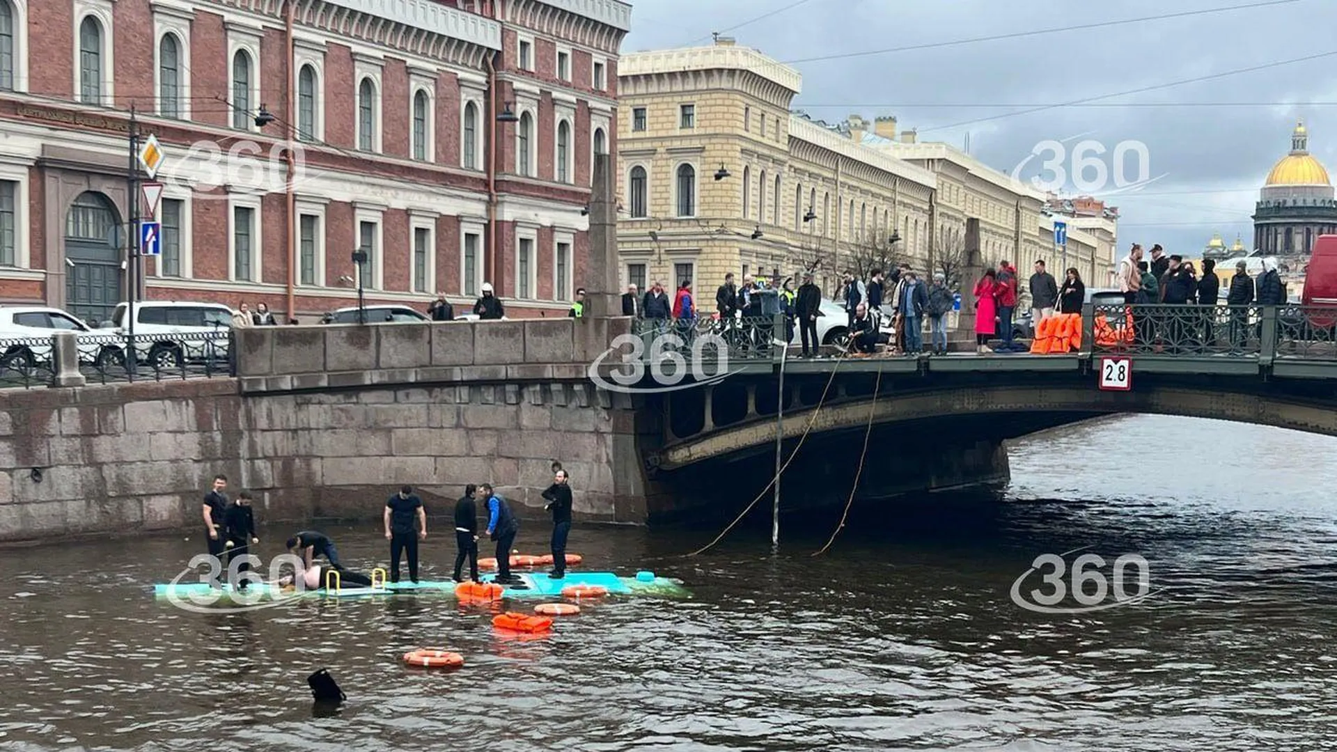 Петербурженка рассказала, как откачивали мужчину на крыше утонувшего автобуса