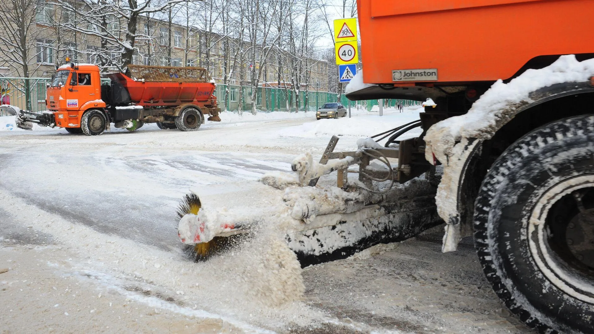 Школьника в Москве засосало в снегоуборочную машину | 360°