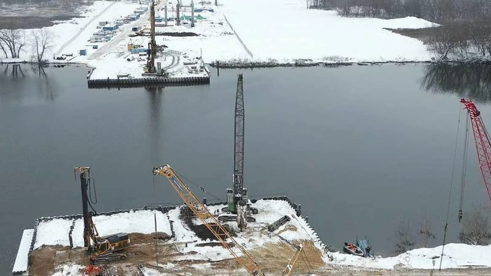 В Ленинском округе завершилось устройство свай на строящемся мосту через Москву-реку