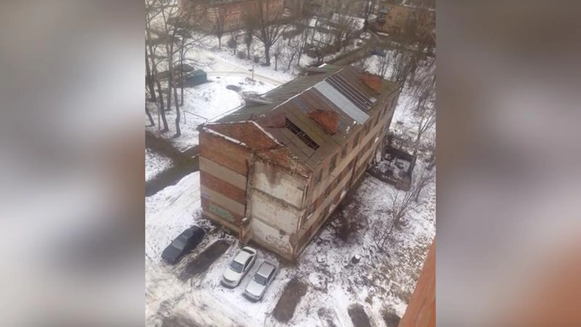Почти месяц провели под дырявой крышей жители дома в Павловском Посаде