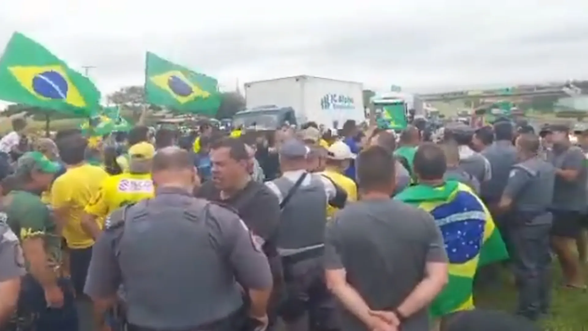 Автомобиль рассек толпу протестующих против итогов выборов в Бразилии — видео