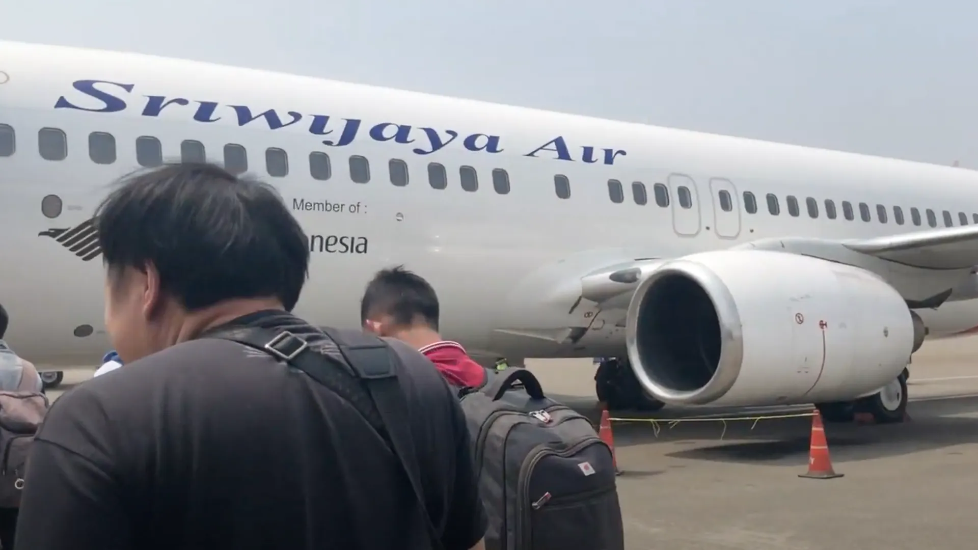 Индонезийский Boeing разбился после вылета из Джакарты, самолет ищут под водой. Хроника
