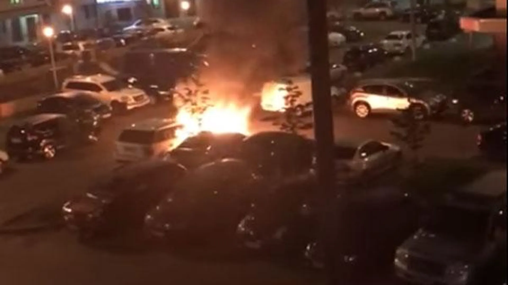 Три автомобиля загорелись на парковке в Видном