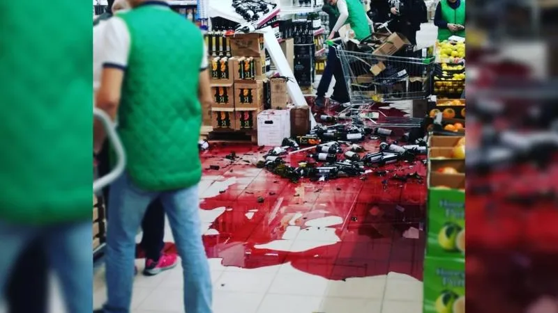 Винный потоп в Жуковском: в гипермаркете разбились десятки бутылок красного
