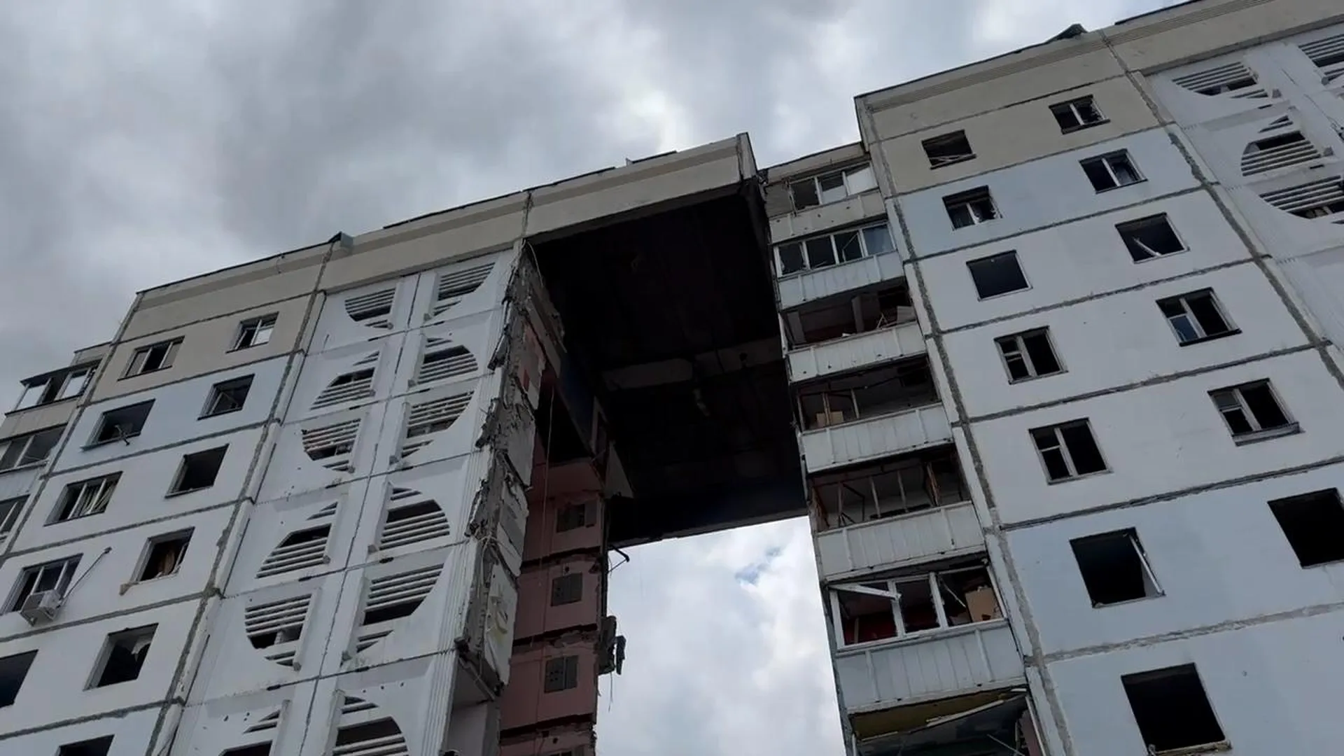 Минимум три человека погибли после попадания снаряда ВСУ в многоэтажку в Белгороде