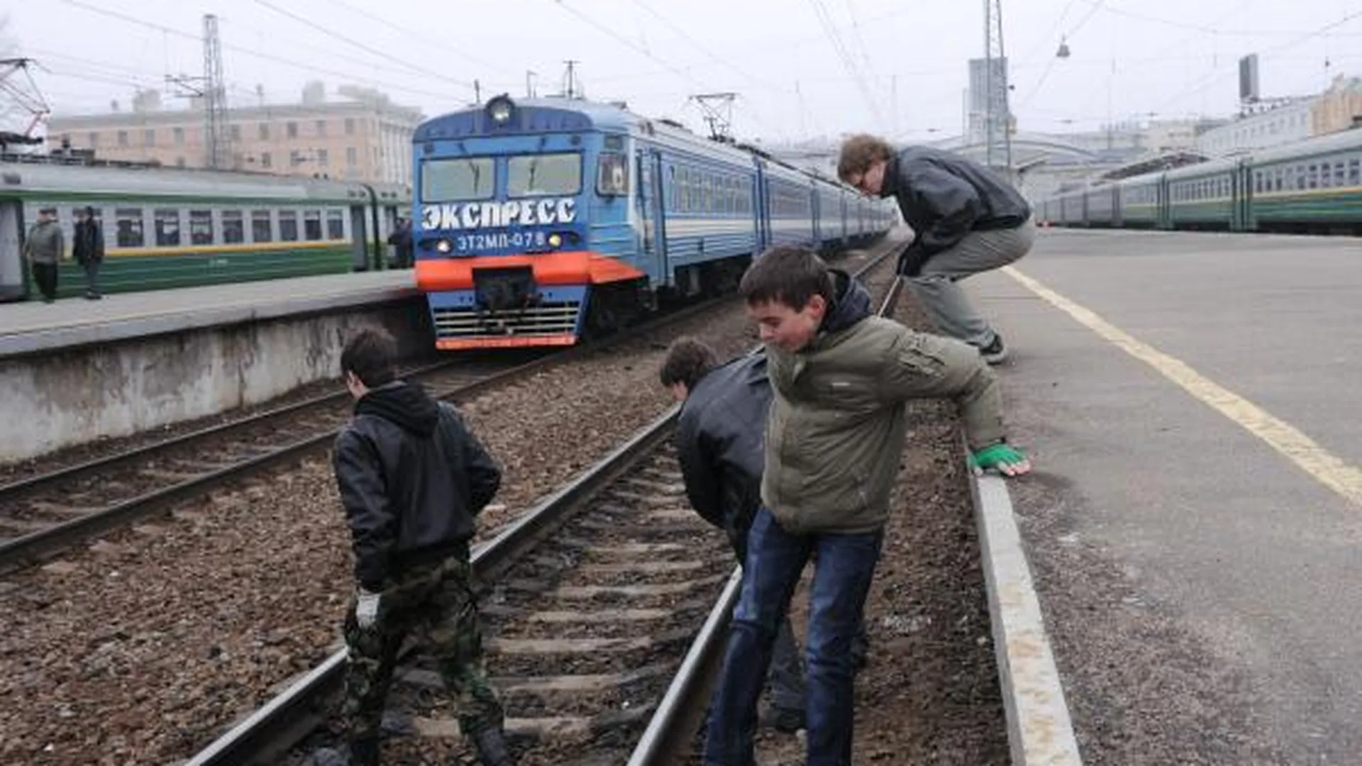 В Москве дети проехали одну станцию, зацепившись за край отъезжающей электрички